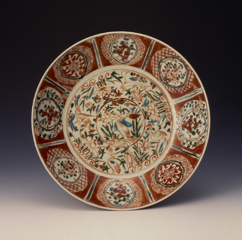 《Large Dish, decorated with flower and bird design in overglaze enamels》