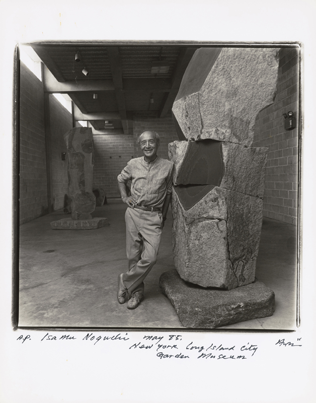 《イサム・ノグチ、ノグチ庭園美術館、ニューヨーク、1985年5月》