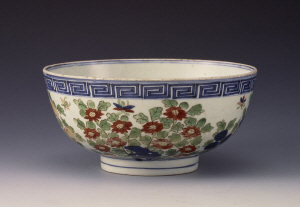 《五彩岩花龍鳳文鉢》 明時代　万暦年間（1573-1619）　磁器