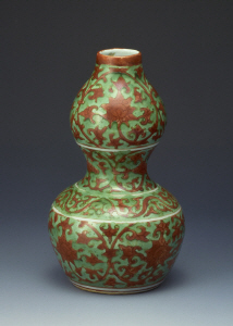 《緑地紅彩宝相華唐草文瓢形瓶》 明時代　嘉靖年間（1522-1566）　磁器